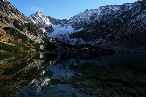 Nižné Temnosmrečinské pleso (v pozadí vľavo Čubrina a vpravo Kôprovský štít)